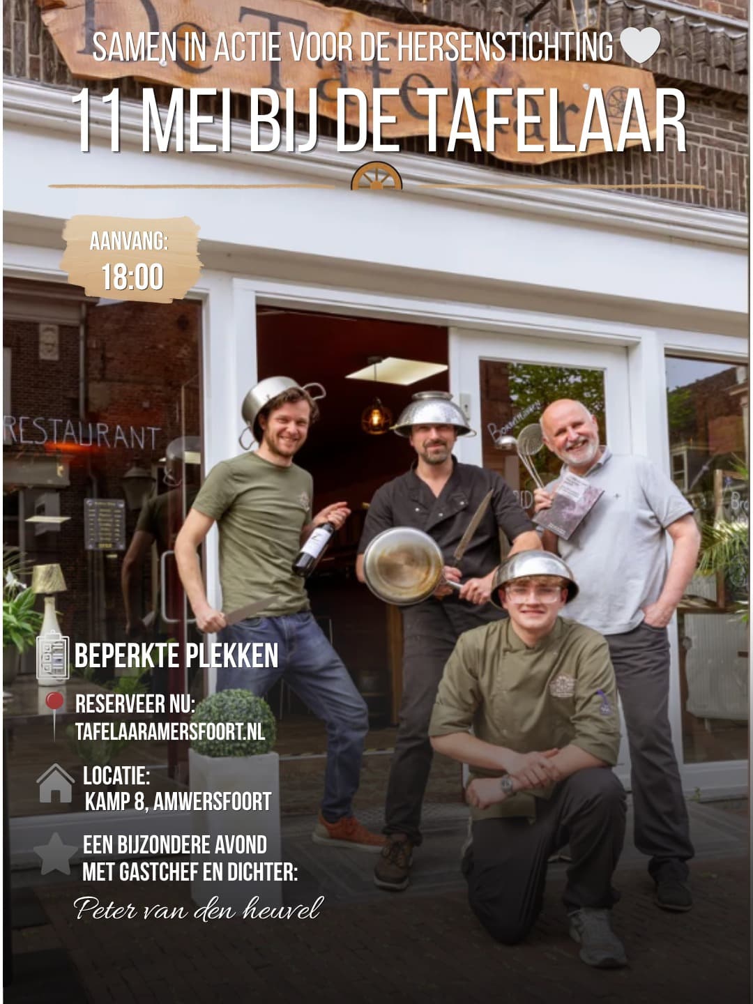 Het team van De Tafelaar voor het restaurant op Kamp 8 in Amersfoort. Vlnr: chef-kok, gastkok Peter van den Heuvel met zijn bundel 'Ik heb een heel klein gaatje gedicht', en team — gastchef-avond 11 mei 2026 voor de Hersenstichting.