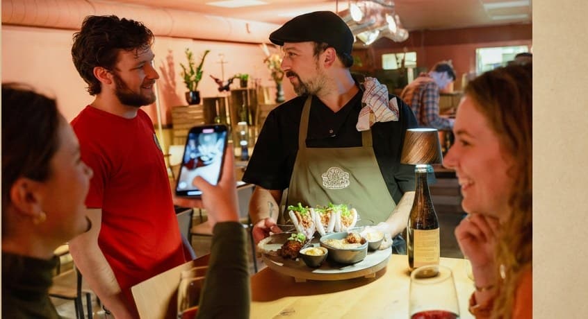Het team van De Tafelaar serveert gasten aan de bar